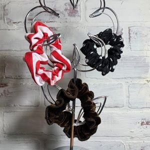 ❤️❤️❤️ 3 NWOT scrunchies ‼️
